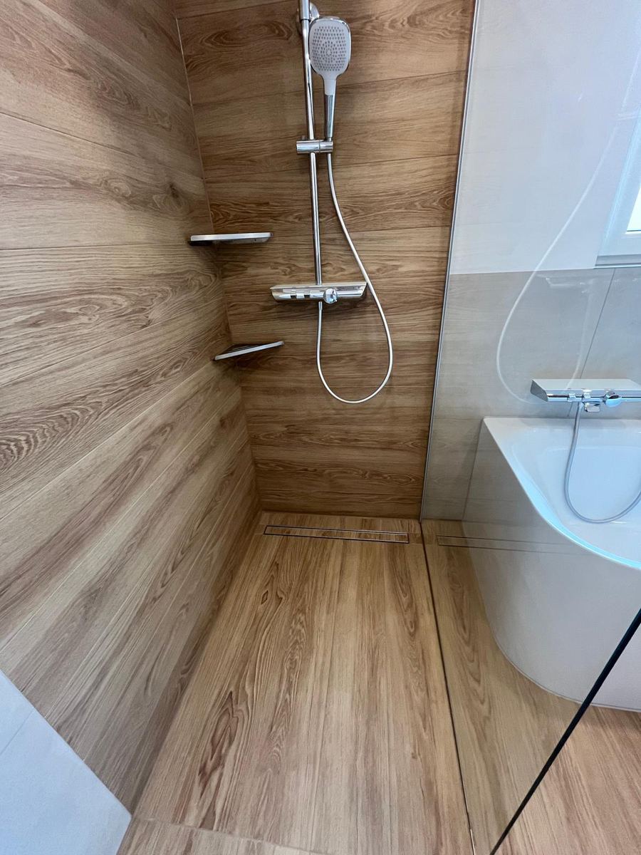 Bodengleiche Dusche mit Fliesen in Holzoptik
