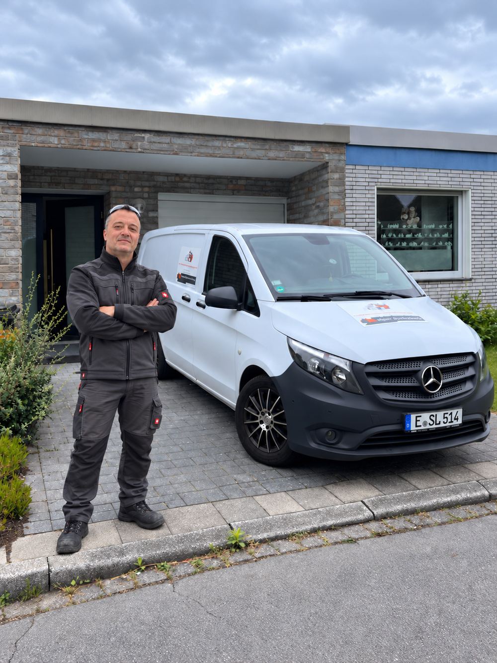Inhaber Thomas Grabschak vor dem Firmenwagen